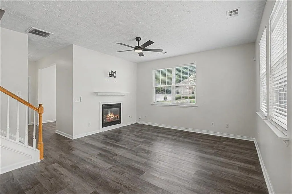 3 bed, 2.5 bath, 1554 sqft, $2,100 — Photo 3