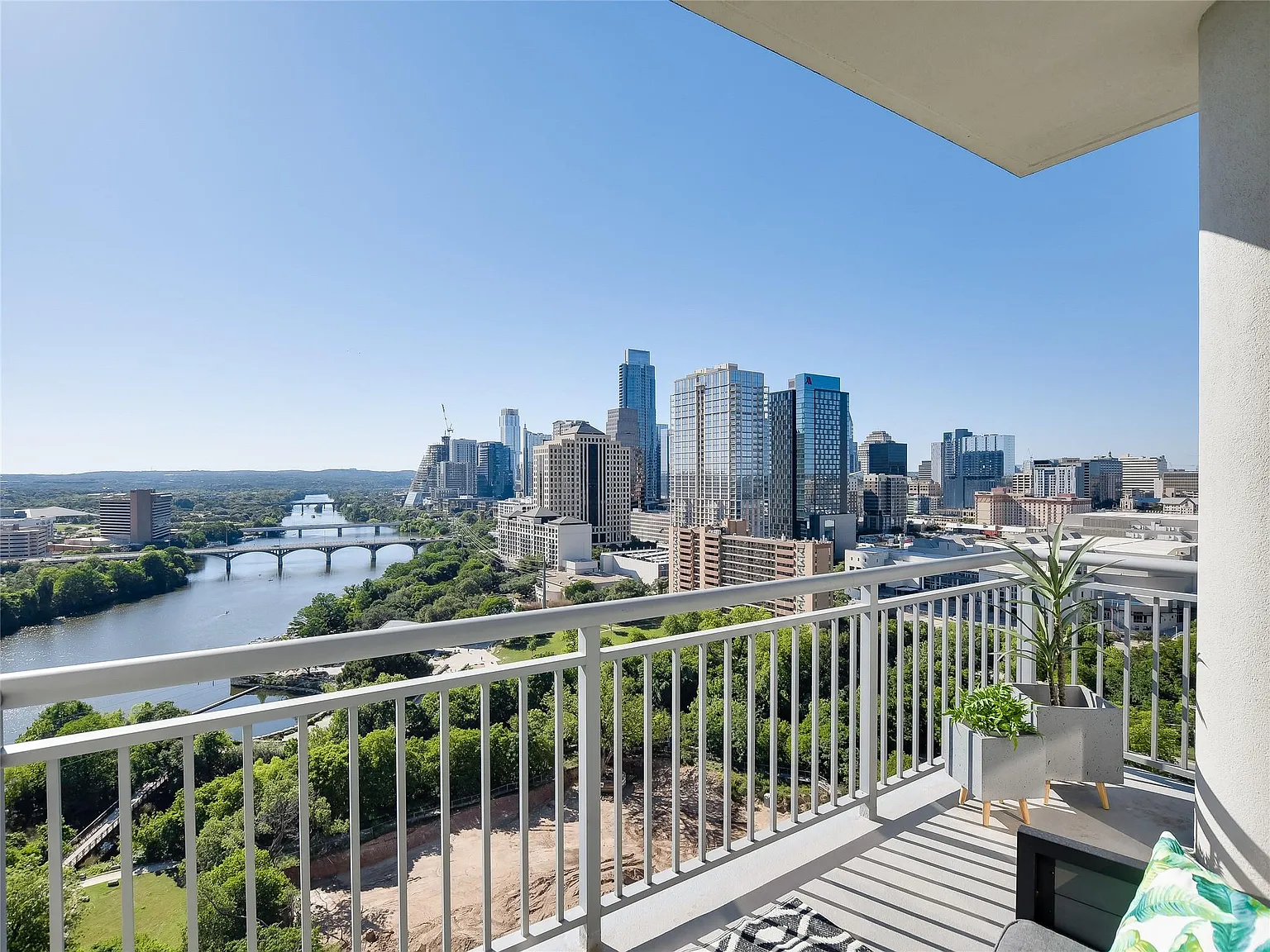 1 bed, 1.0 bath, 1005 sqft, $3,900 — Photo 2
