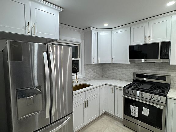 4th image of 176 Broughton Ave Floor 1