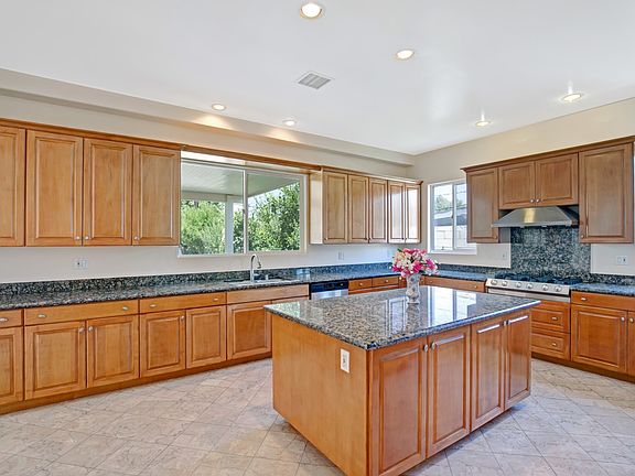 4th image of 5815 Topeka Dr