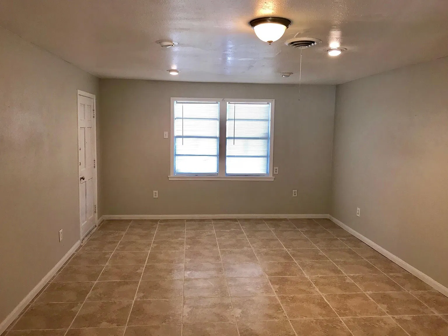 3 bed, 1.5 bath, 1728 sqft, $1,550 — Photo 2