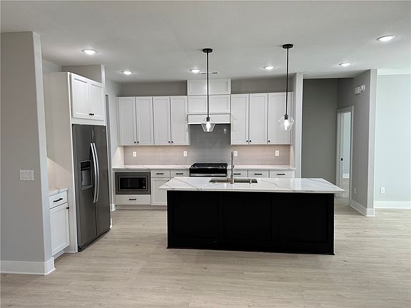 4th image of 759 W Foothills Dr