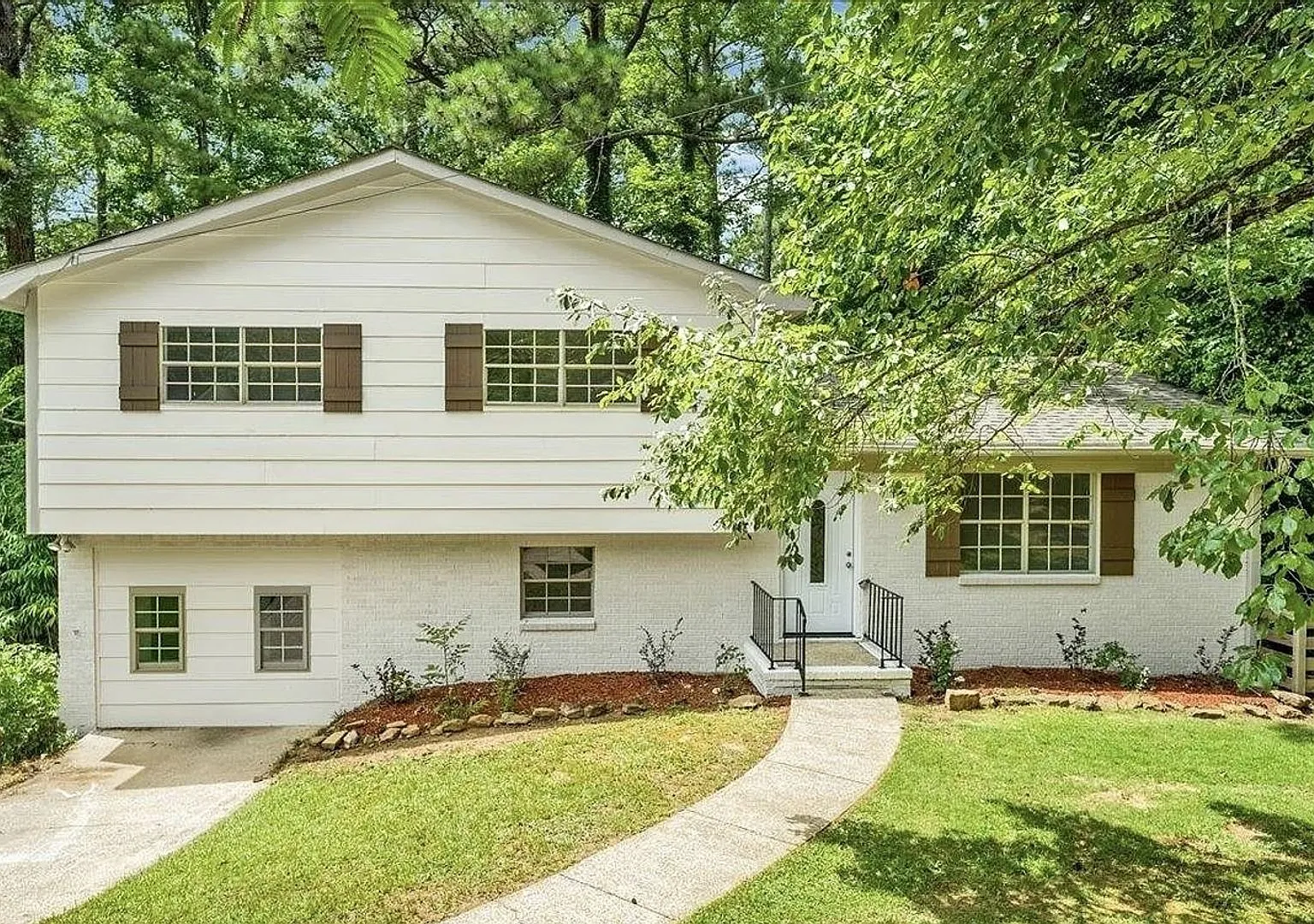 Spacious 4BR House exclusively in Irondale — Photo 1