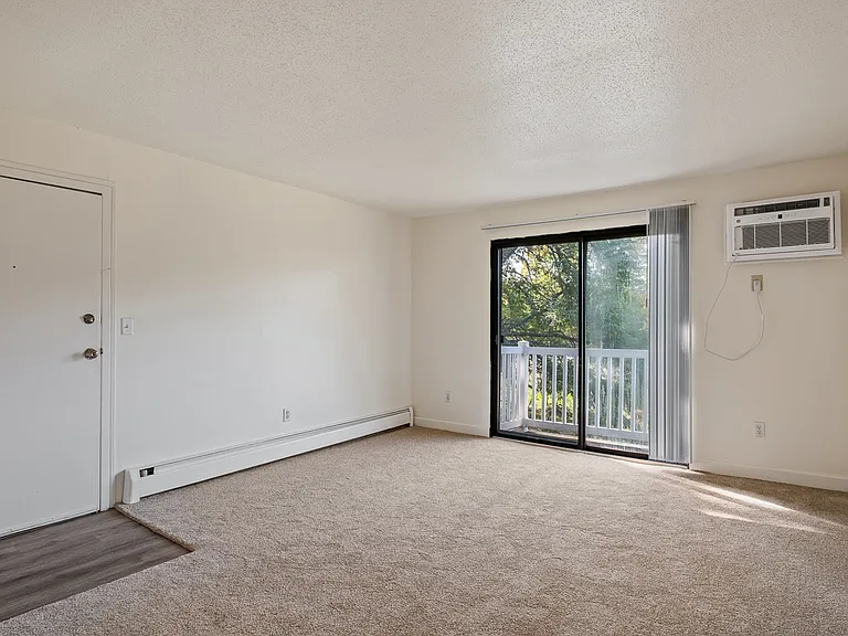 Crossroads Apartments — Photo 3