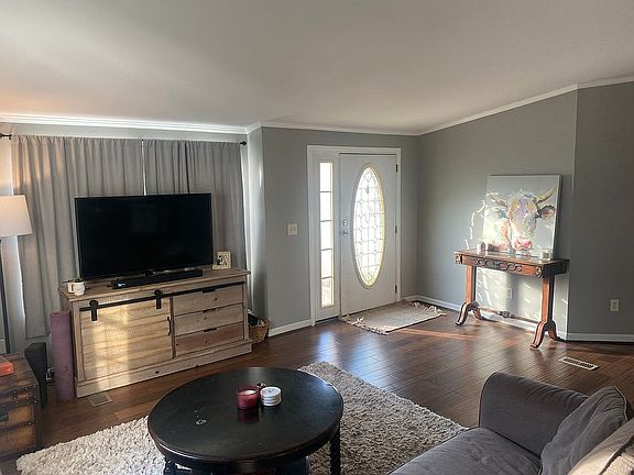 3rd image of 104 Yukon Dr
