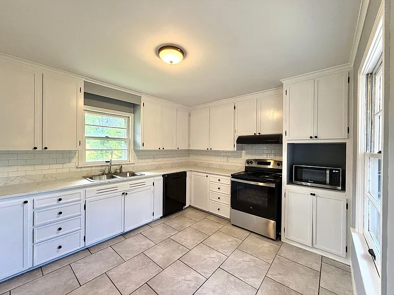 920 Eisenhower Dr — Photo 5