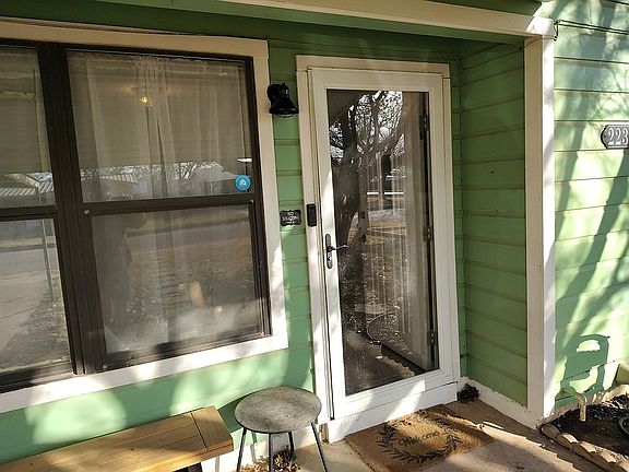2nd image of 2233 Poplar St