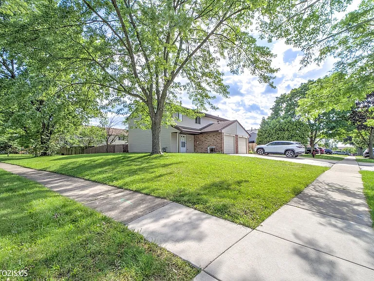 1405 Merrimac Ln N — Photo 3