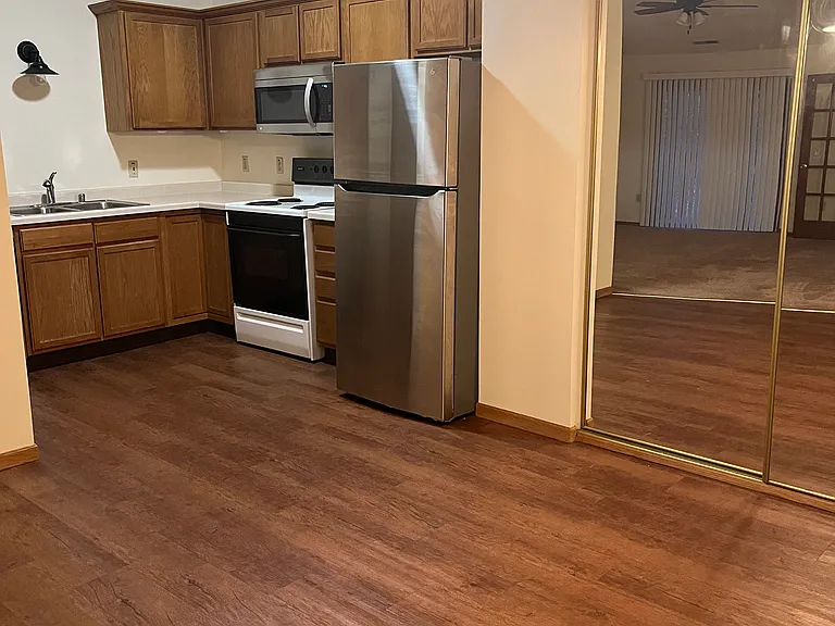 155 W Oak Leaf Dr #6 — Photo 2