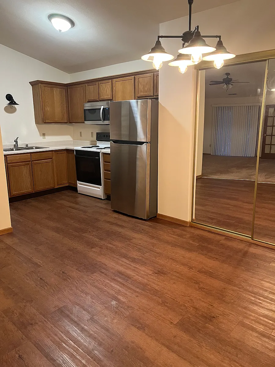 Photo 2 of 5 - 155 W Oak Leaf Dr #6 - Oak Creek, WI Building Photo - 155 W Oak Leaf Dr #6