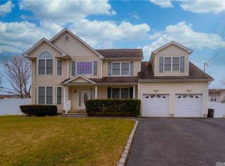 320 Vernon St, Dix Hills, NY 11746