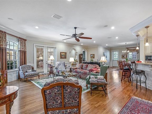 3rd image of 601 Teresa Ct