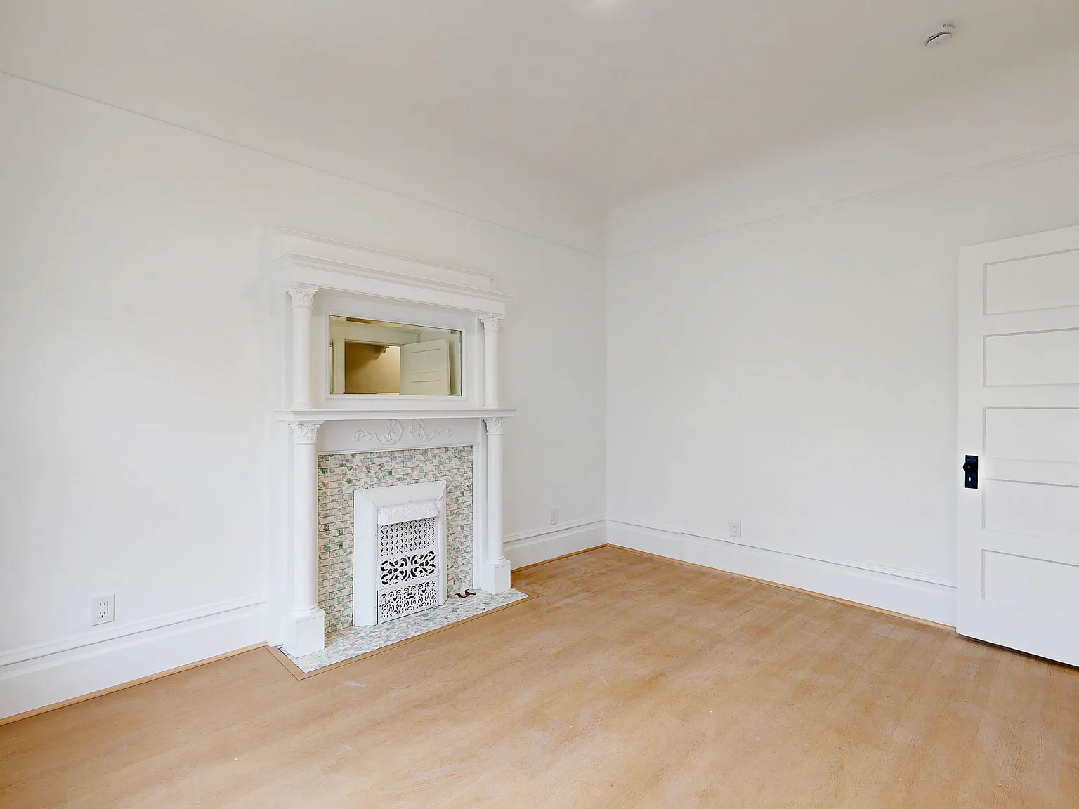 Spacious 3BR in North Beach | In-Unit Laundry | Pet Friendly — Photo 3