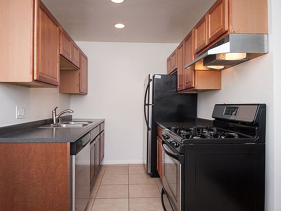 5th image of 935 Agate St