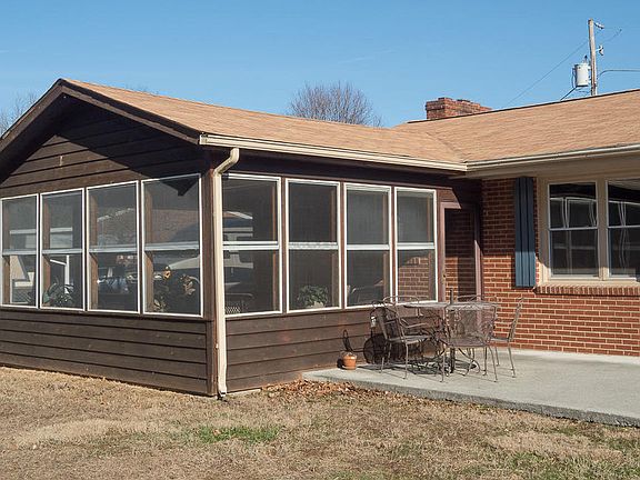 5th image of 743 Hugh Ave