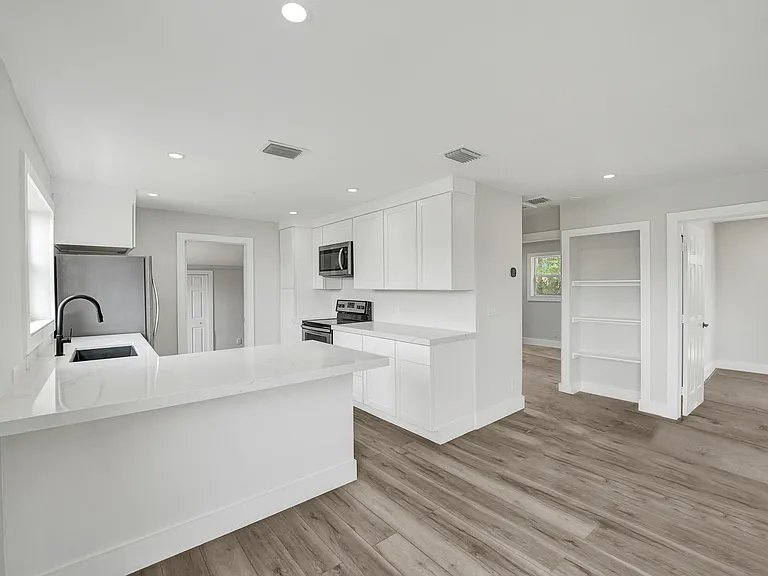 5601 SW 36th Ct — Photo 15
