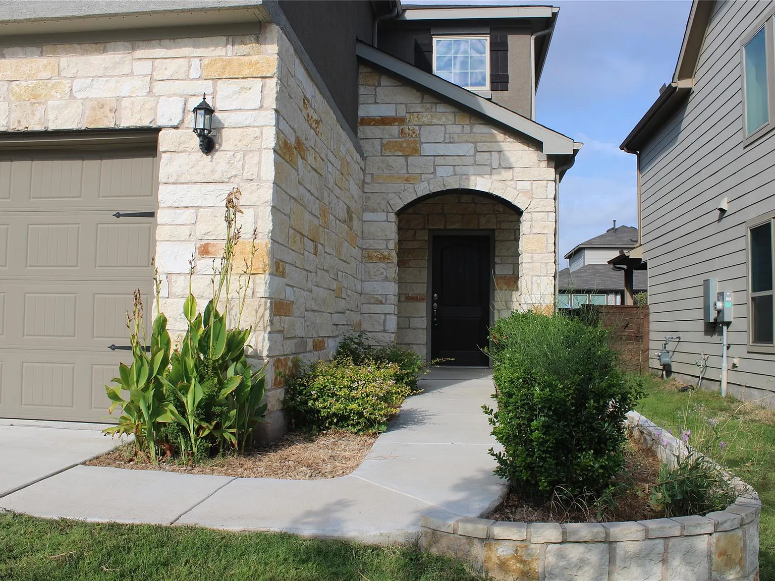 4 bed, 3.0 bath, 2492 sqft, $2,700 — Photo 2