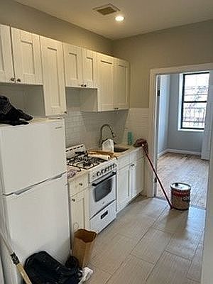 4th image of 84 Madison St APT 18