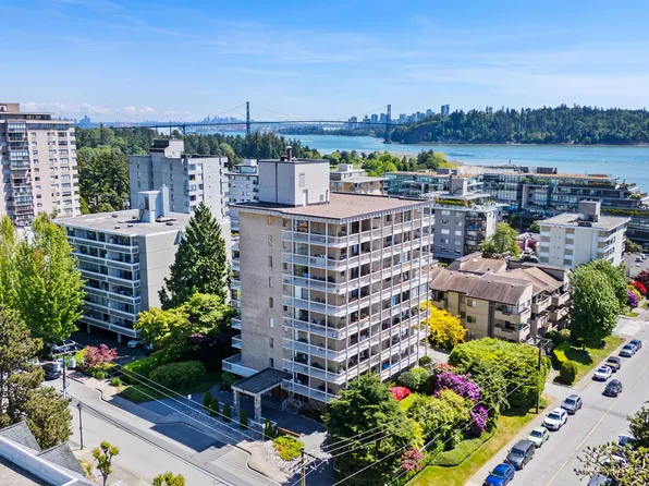 1390 Duchess Ave #203, West Vancouver, BC V7T 1H6