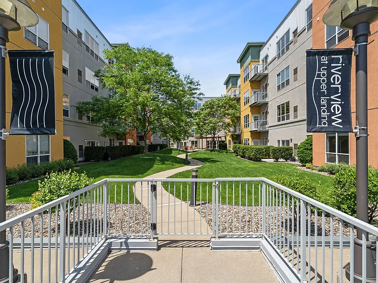 Riverview at Upper Landing — Photo 33