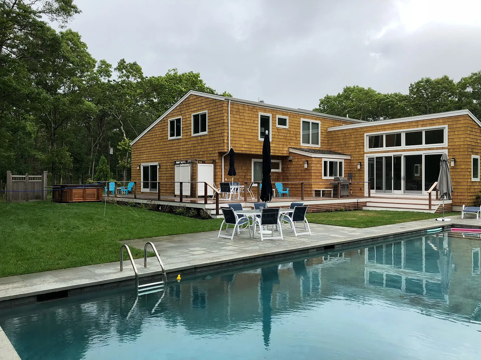 Contemporary Living with Tennis in East Hampton Northwest — Photo 3