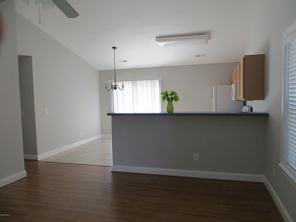 3rd image of 212 Gardenview Court NE