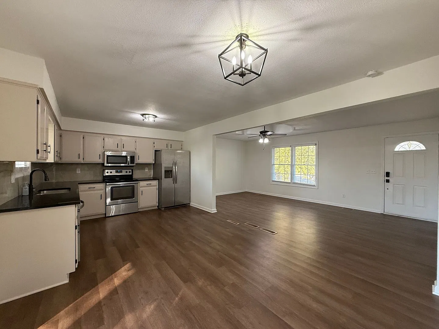 Beautifully Remodeled 3 Bedroom, 2 Bathroom Kansas City Home with Finished Basement, Fenced Backy... — Photo 3