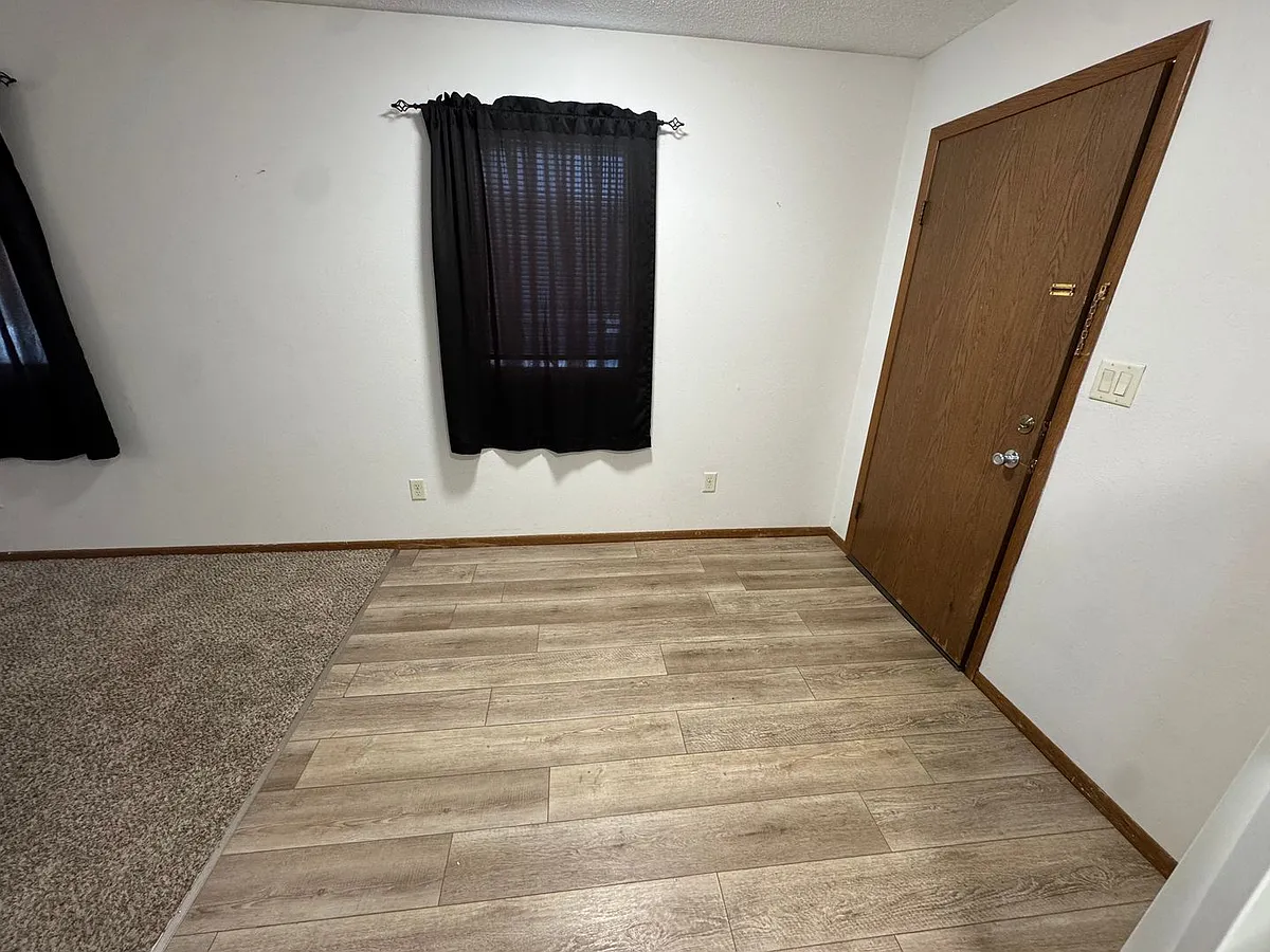 Building Photo - 1615 Knollcrest Dr