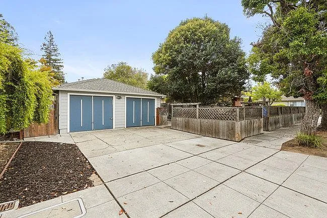 927 Roosevelt Ave — Photo 1