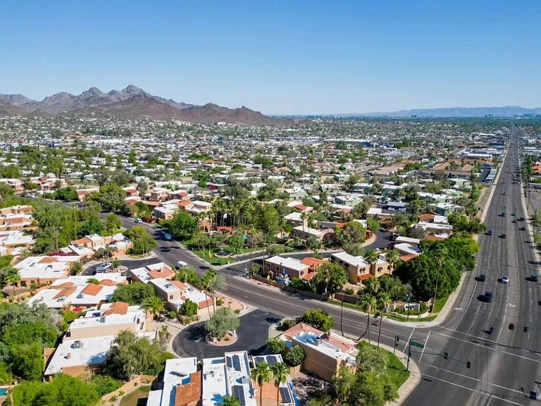 Pointe Tapatio is tucked away on 7th street. You can see downtown on the far right of picture--10 minute drive to get downtown.