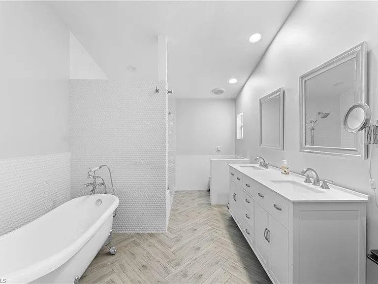 2467 Pine Woods Cir #3 — Photo 29