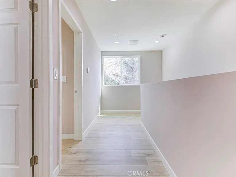 15557 Wyandotte St — Photo 15