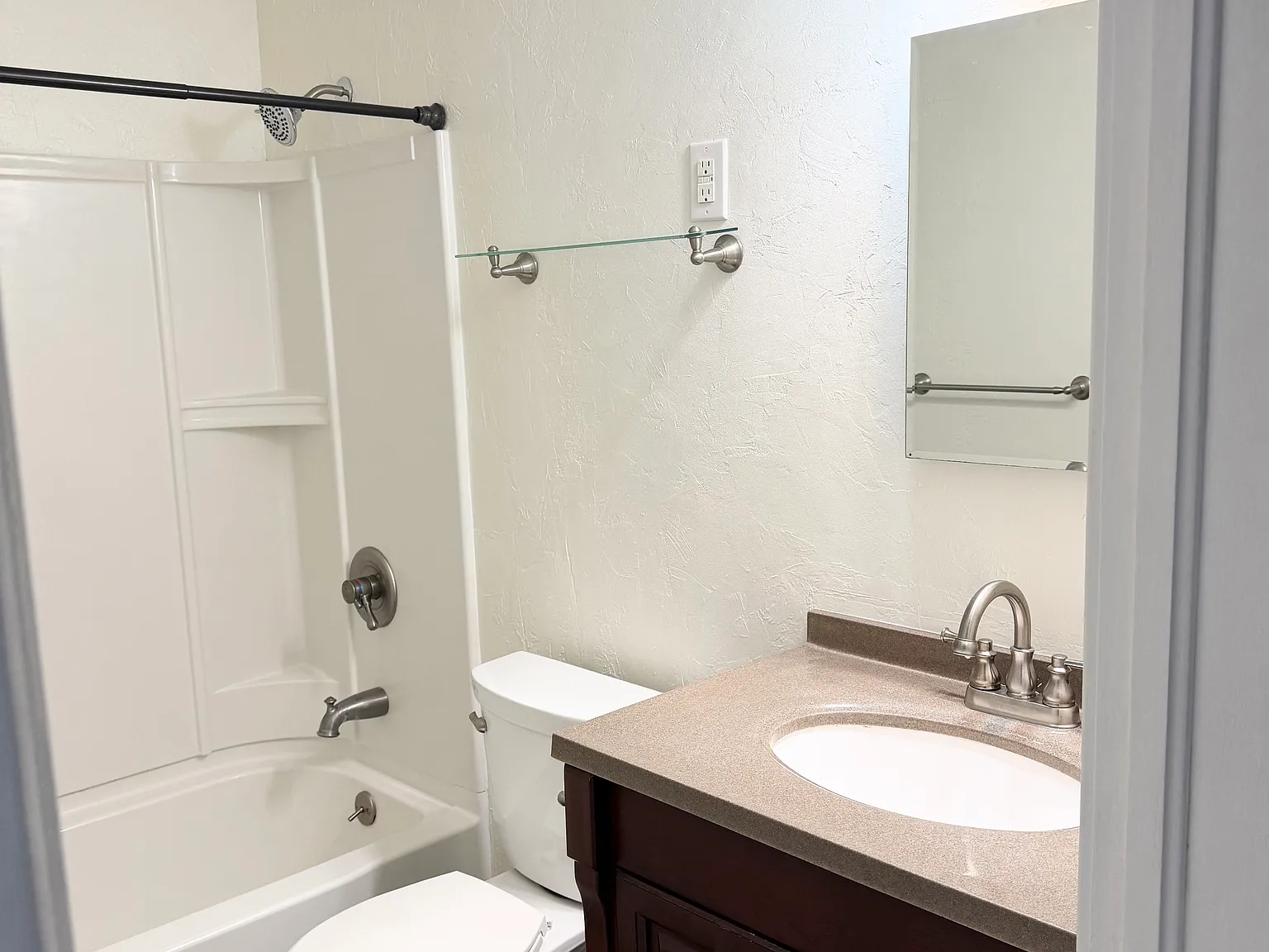 4 bed, 1900 sqft, $2,395 — Photo 4