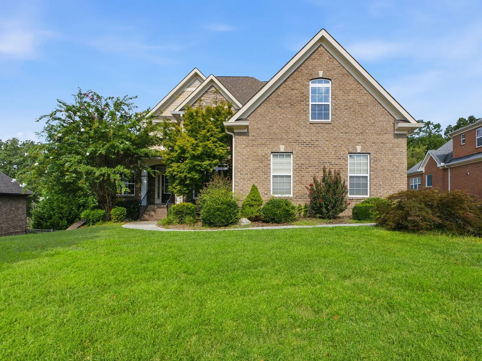 6 bed, 4607 sqft, $4,000 — Photo 3