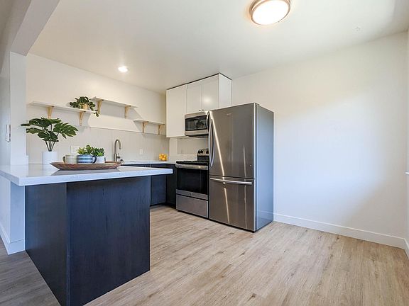 3rd image of 2144 Royal Dr APT 9
