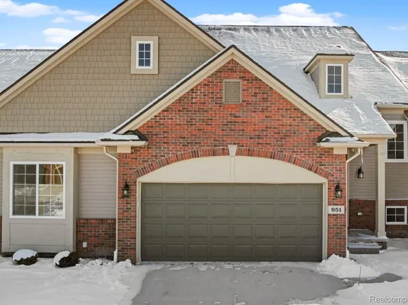 9056 Rhyan Rd, White Lake, MI 48386