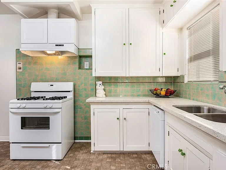 429 Olive Ave — Photo 13