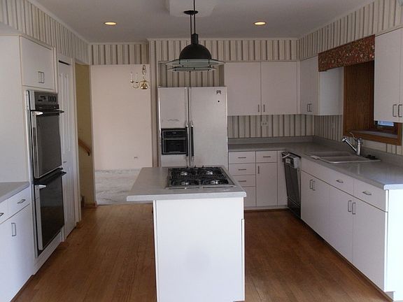 4th image of 709 Warwick Ln