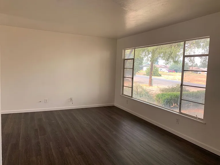 428 N Park St — Photo 2