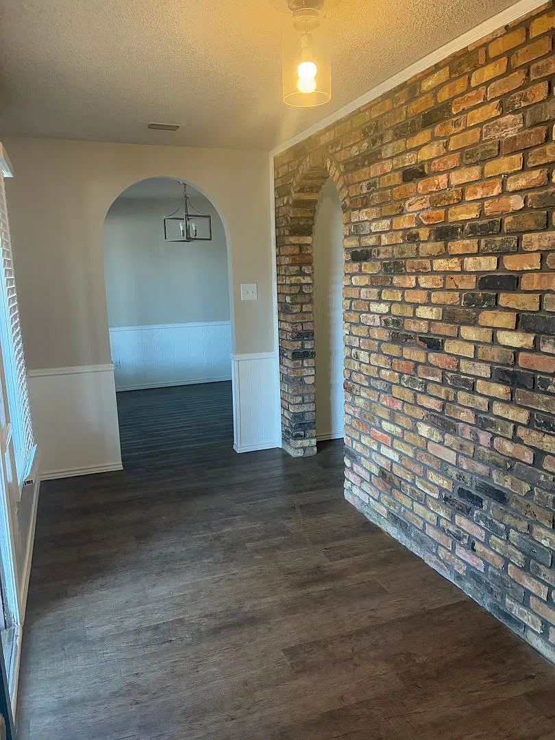 Spacious House Located on a Cul-de-sac Street — Photo 4