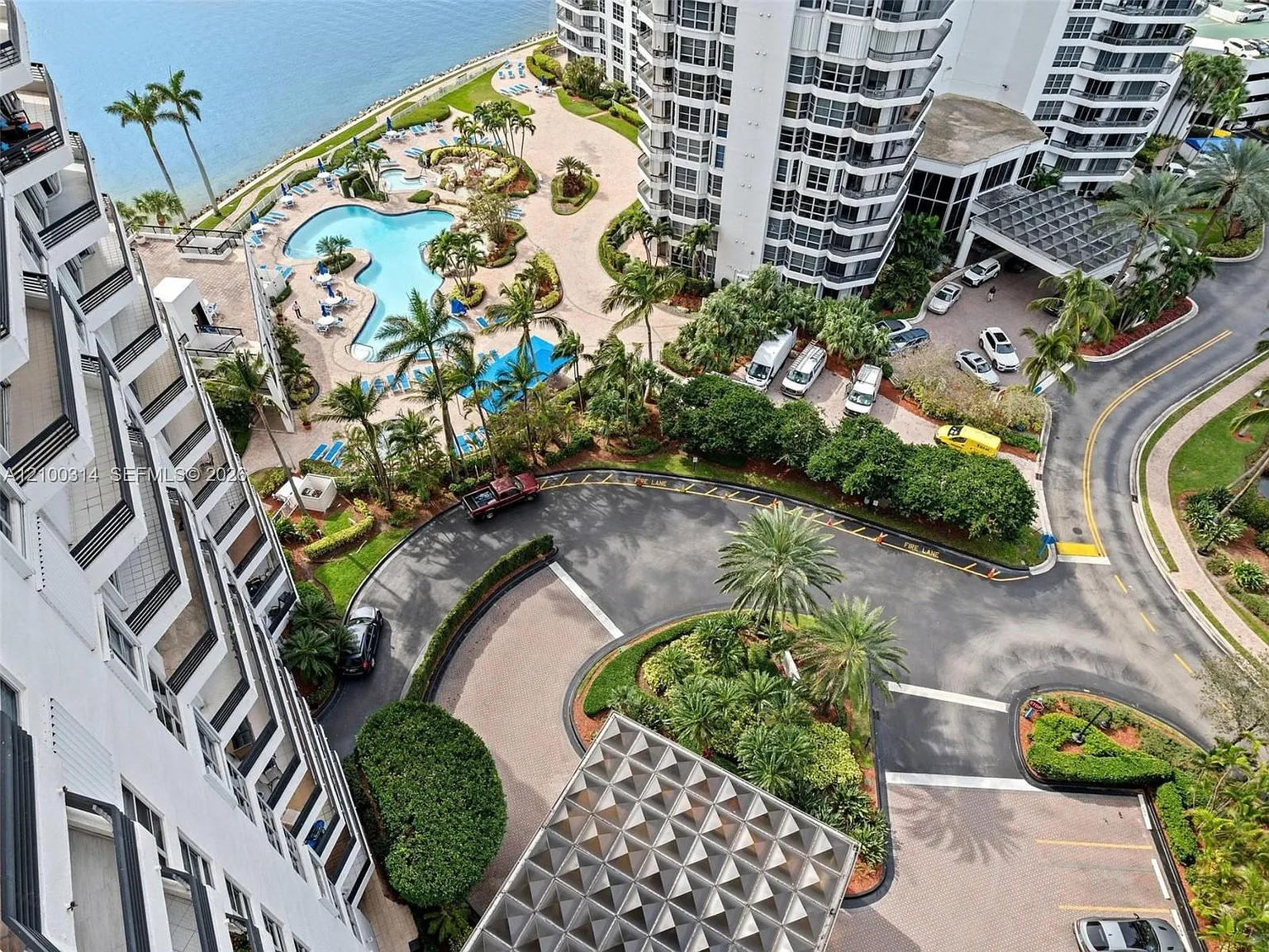 Mystic Pointe Tower 100 — Photo 4