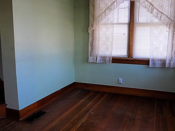 3rd image of 309 Oakley Ave