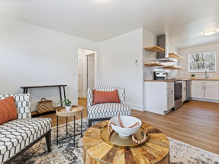 627 Shelby Ave — Photo 3