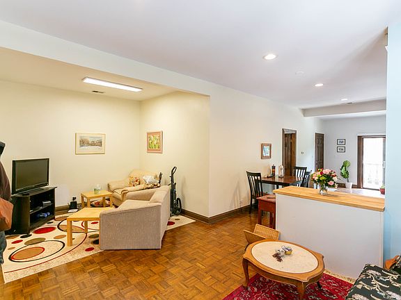 4th image of 3301 N Lakewood Ave APT 2R