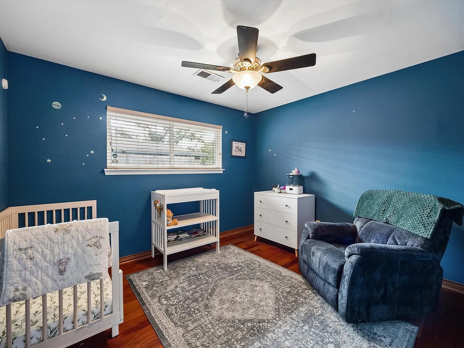 3 bed, 1.5 bath, 1394 sqft, $2,300 — Photo 4