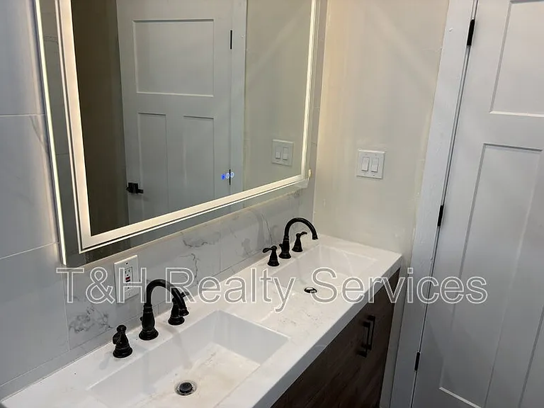 320 W 39th St — Photo 18