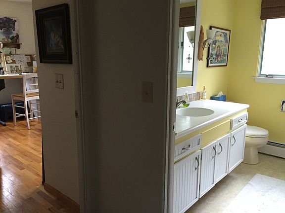 5th image of 15869 Croswell St
