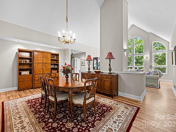 5th image of 123 Carriage Walk Ln
