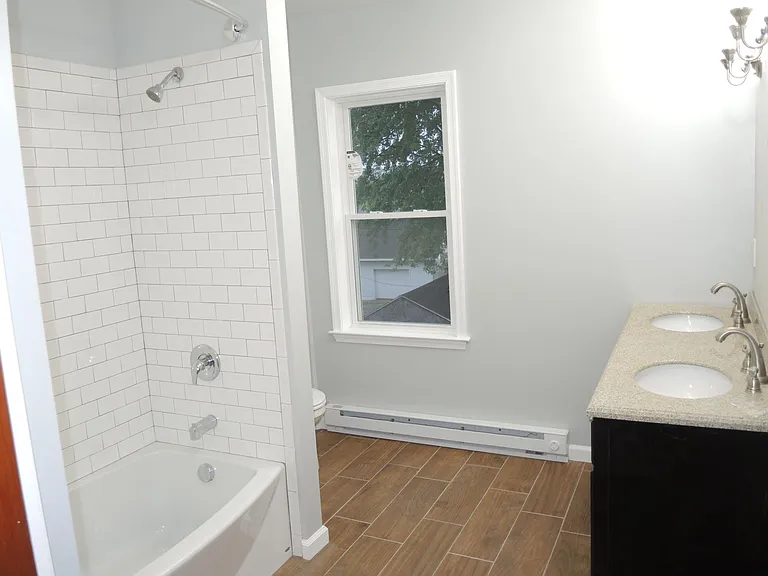 1107 W Lincoln St — Photo 12