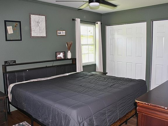 3rd image of 1104 Meadowbrook Dr